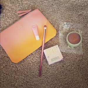 Highlighter, Blending brush, Lip mask and Bag